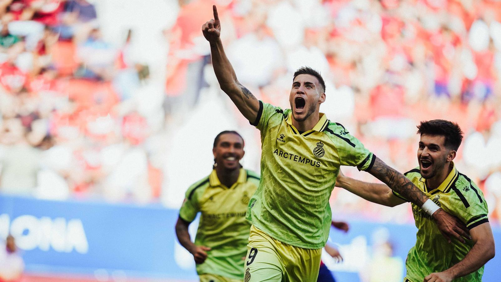 Roberto Fernández celebrando uno de los dos goles que hizo en el campo de Osasuna.