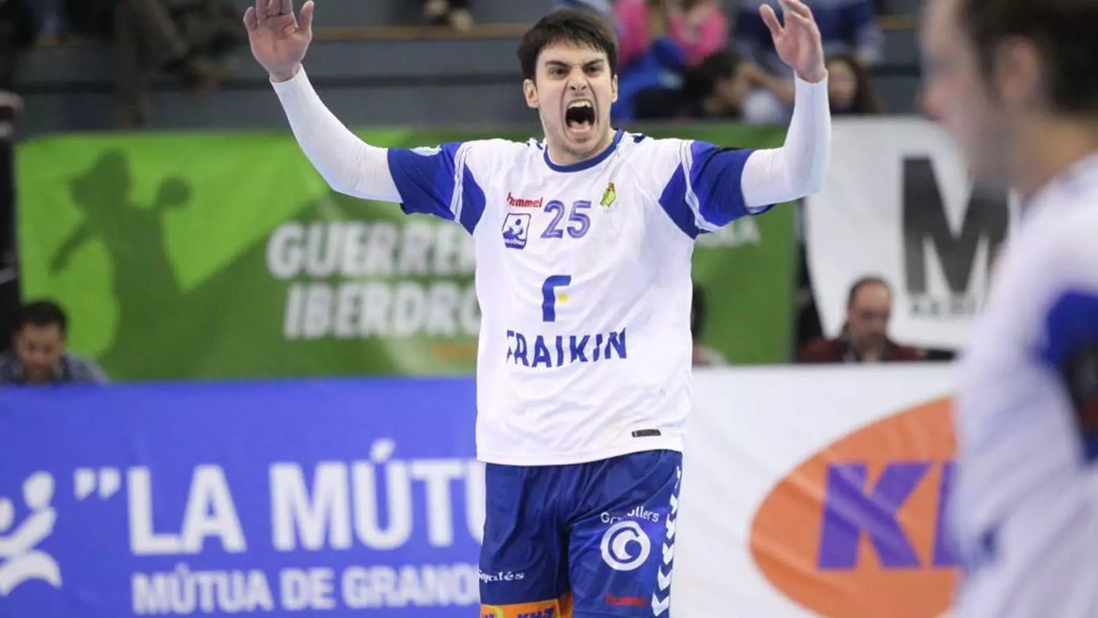 Vukasin Rakocija celebra un gol al Palau Olímpic de Granollers