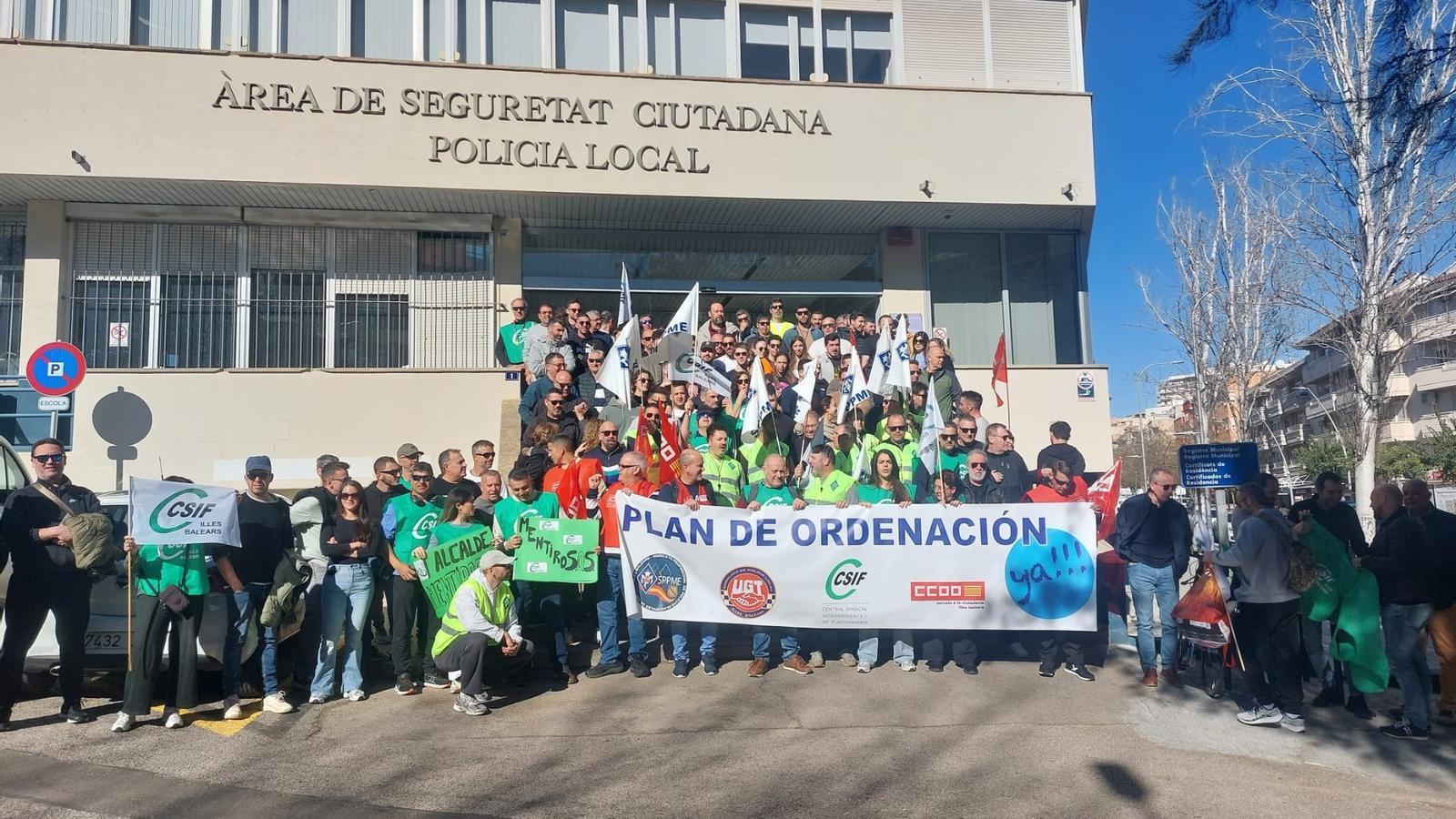 Polizeibeamte der örtlichen Polizei Palma vor der Kaserne Sant Ferran zu Beginn der Demonstration.