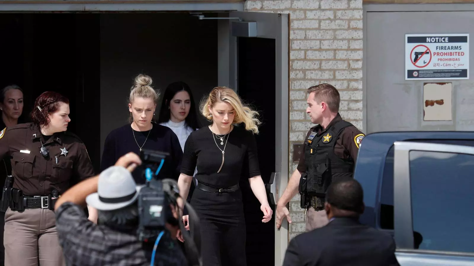 Amber Heard sortint del tribunal després d'escoltar la sentència