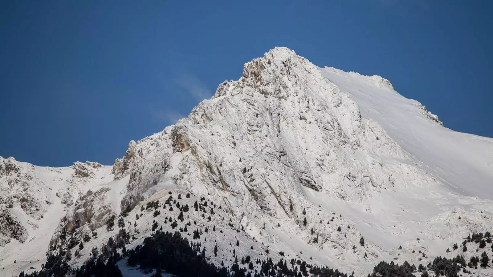 Les muntanyes del Pallars, ben blanques després de la nevada d'aquesta nit