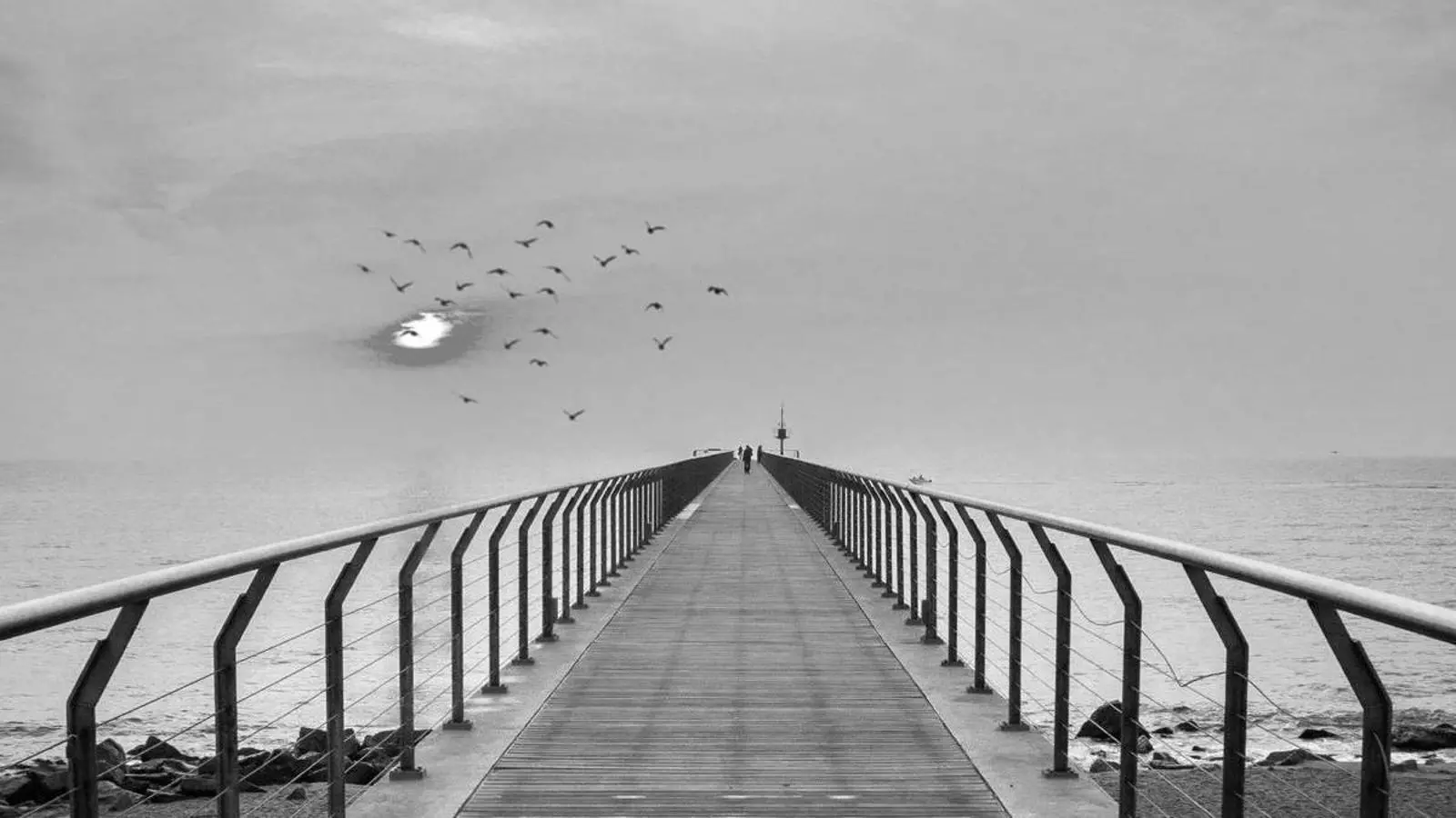 Una passarel·la que arriba fins al mar.