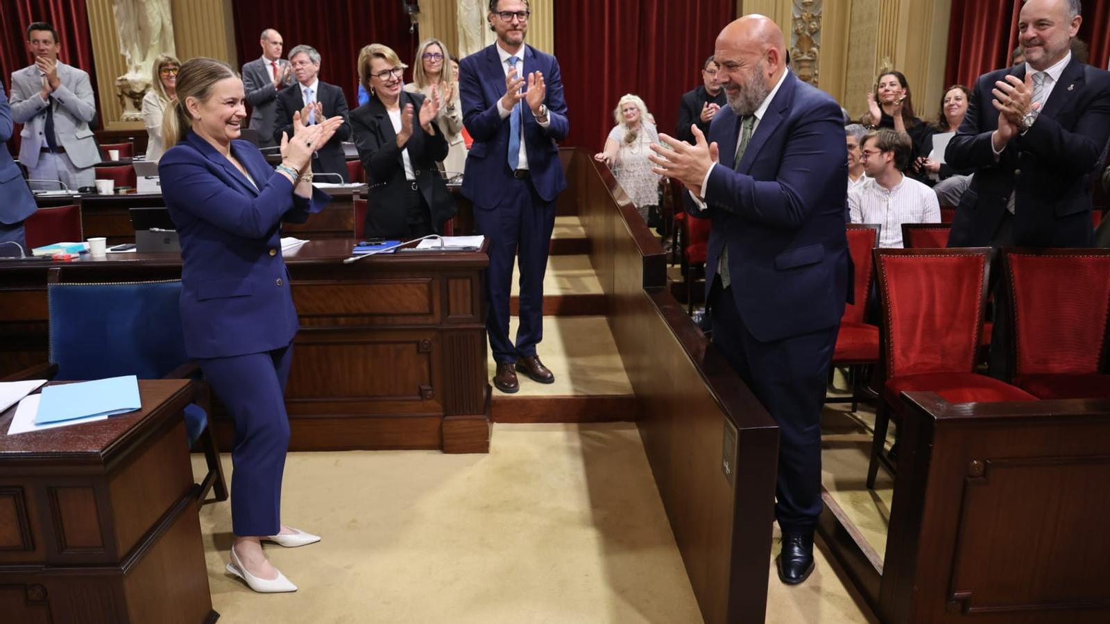 La presidenta del Govern, Marga Prohens, i el batle de Palma, Jaime Martínez, en el Parlament.