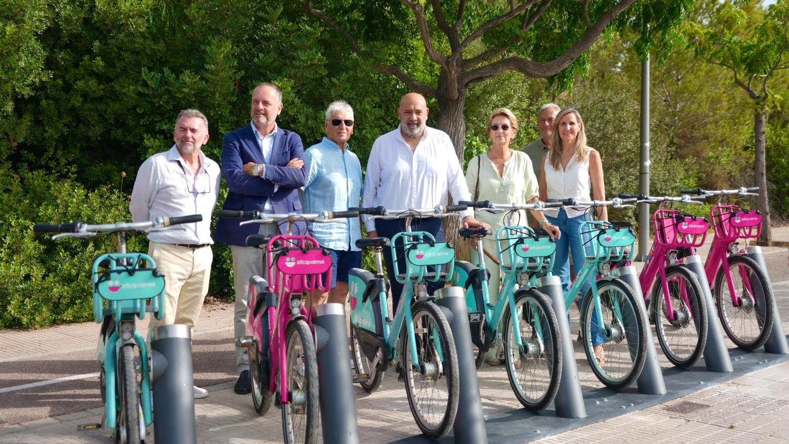 The mayor of Palma, Jaime Martinez, inaugurating the new Bicipalma station at La Teulera.