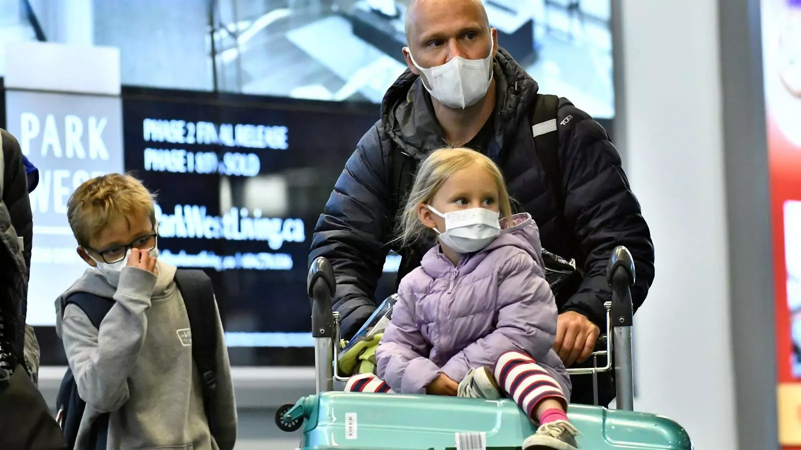 Passatgers procedents de la Xina a l'aeroport de Vancouver, al Canadà.