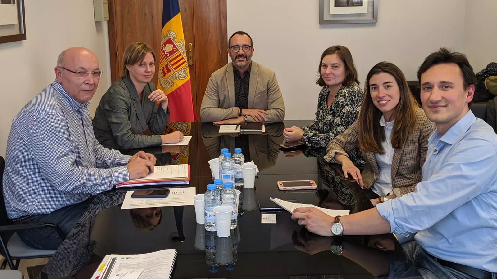 Els membres de l'AFNA amb el ministre d'Afers Socials, Habitatge i Joventut, Víctor Filloy. / AFNA
