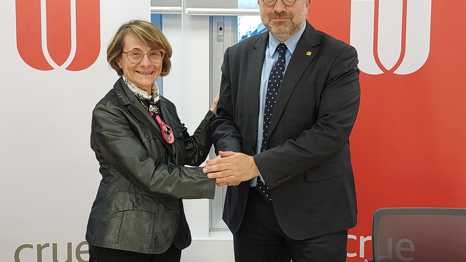 Elrector de la Universitat d’Andorra, Juli Minoves, i la presidenta de la CRUE i rectora de la Universitat Jaume I, Eva Alcón, després de la signatura del conveni.