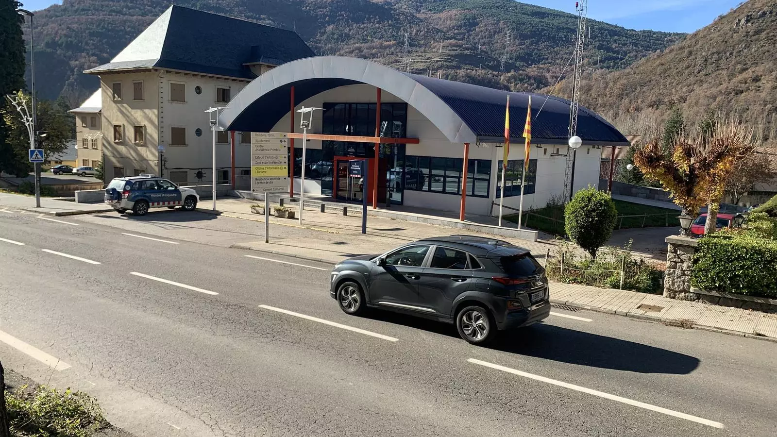 L'entrada del Pont de Suert, amb la comissaria dels Mossos d'Esquadra. / G.L.T.