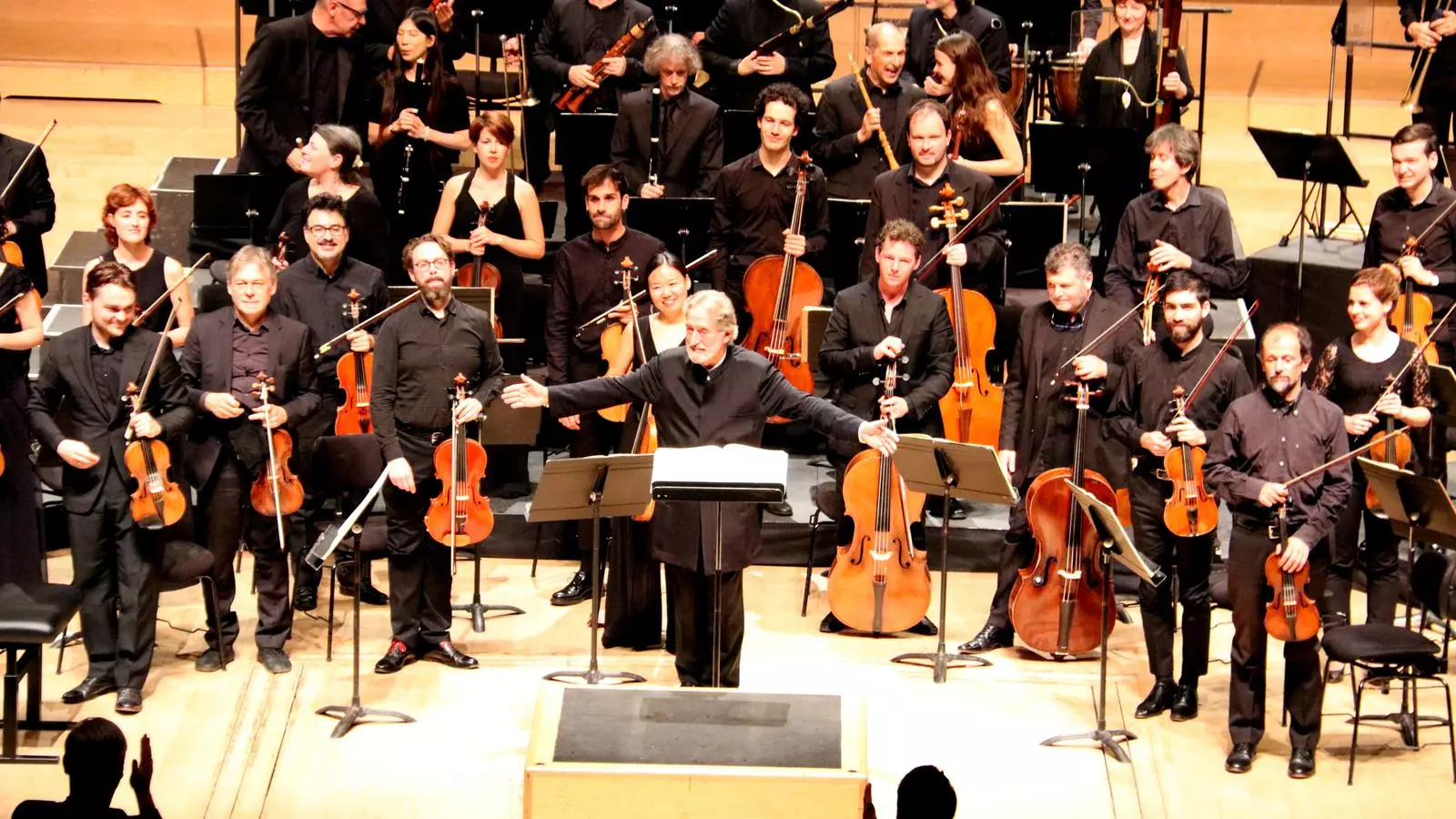 Jordi Savall i Le Concert des Nations a L'Auditori, saludant després del segon concert de la integral de Beethoven