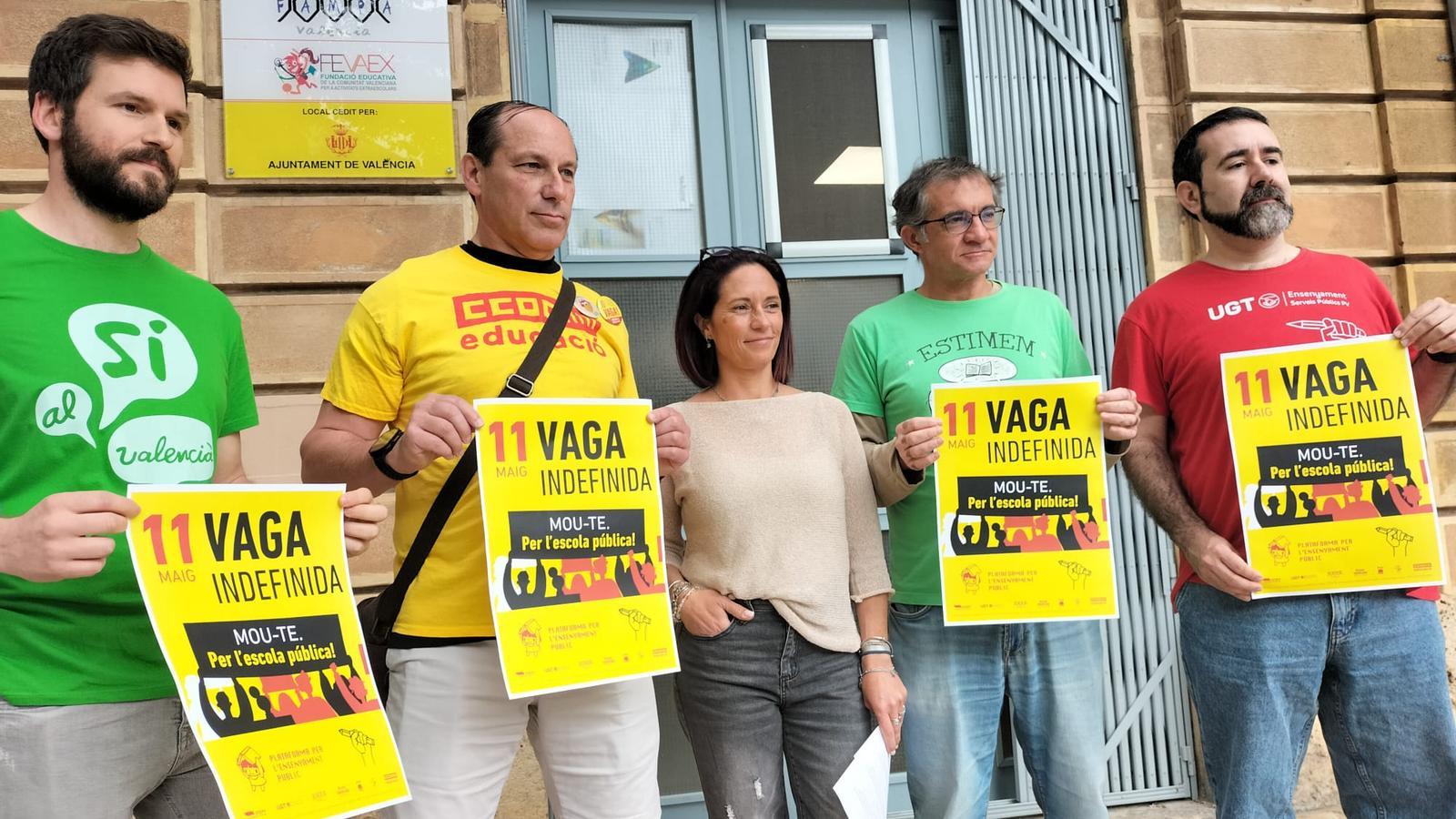 The union representatives and Escola Valenciana with the president of FAMPA-València, Elisabet García.
