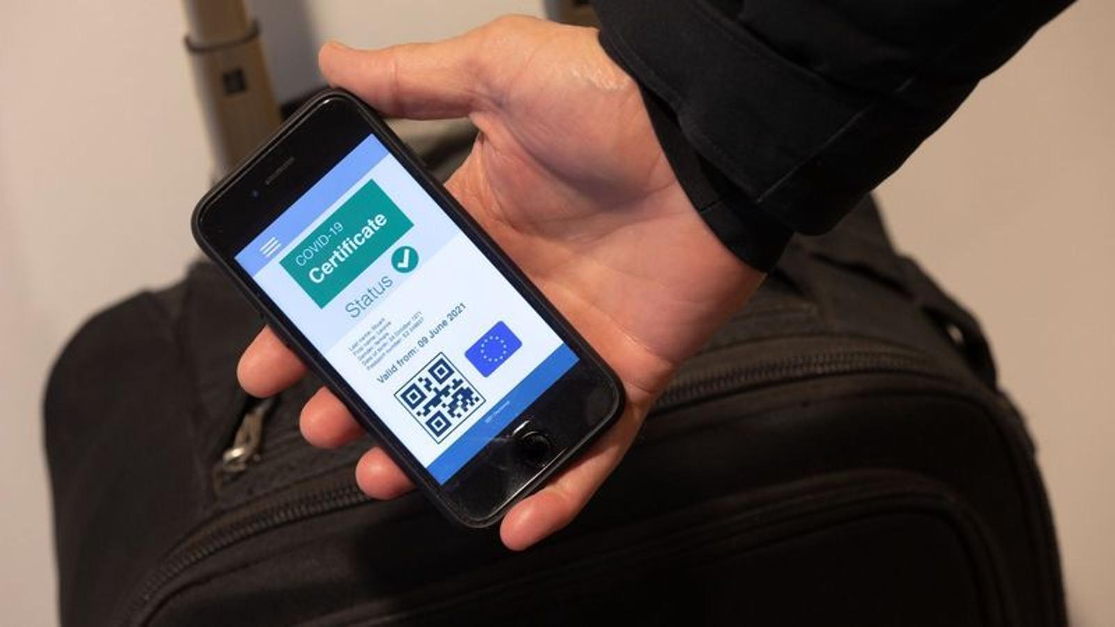 El certificat covid ha despertat un debat encès entre partidaris i detractors.