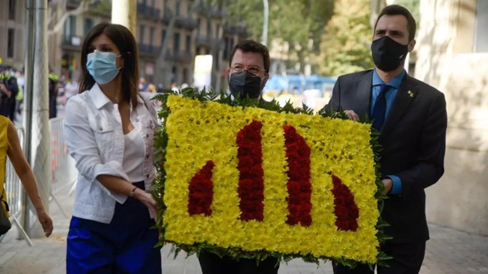 Marta Vilalta, Pere Aragonès i Roger Torrent (ERC) en l'ofrena a Rafael Casanova.