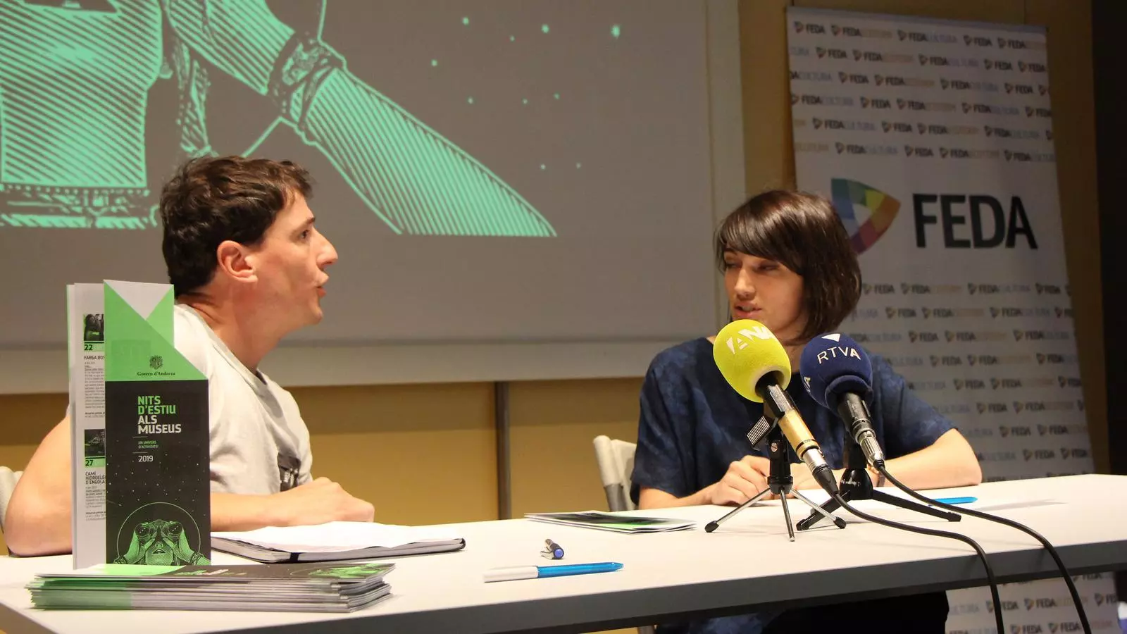 Eduard Tarrés, tècnic de Museus del ministeri de Cultura i Esports, i Joana Teixeira, guia del Museu de l'Electricitat. / M. R. F. (ANA)