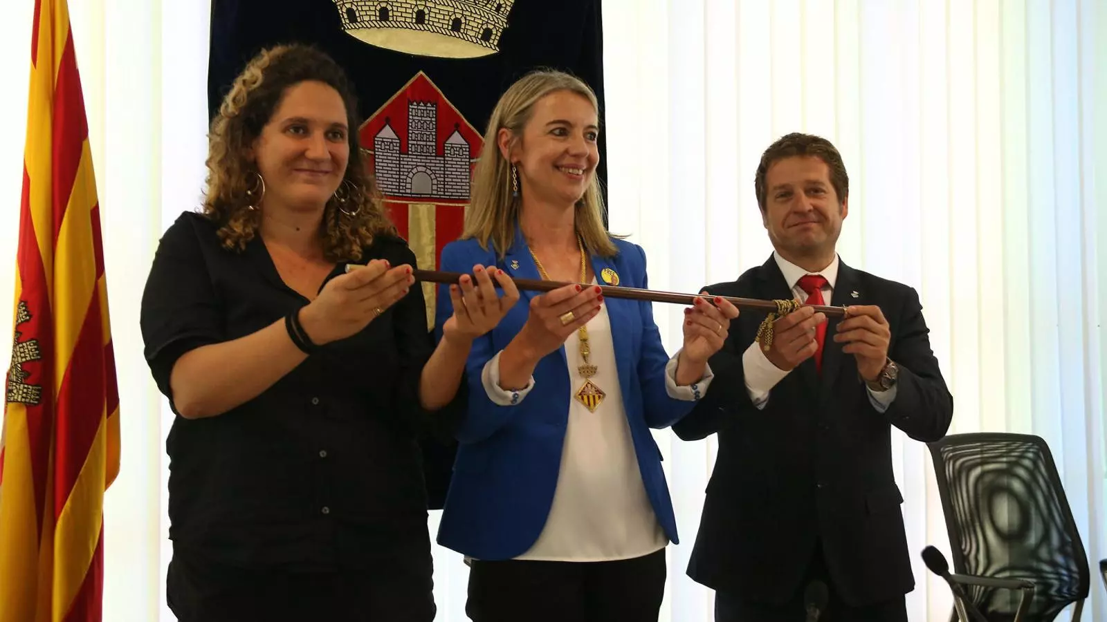 Ingla, amb la vara d’alcaldessa, amb Soler i Gibert a banda i banda.