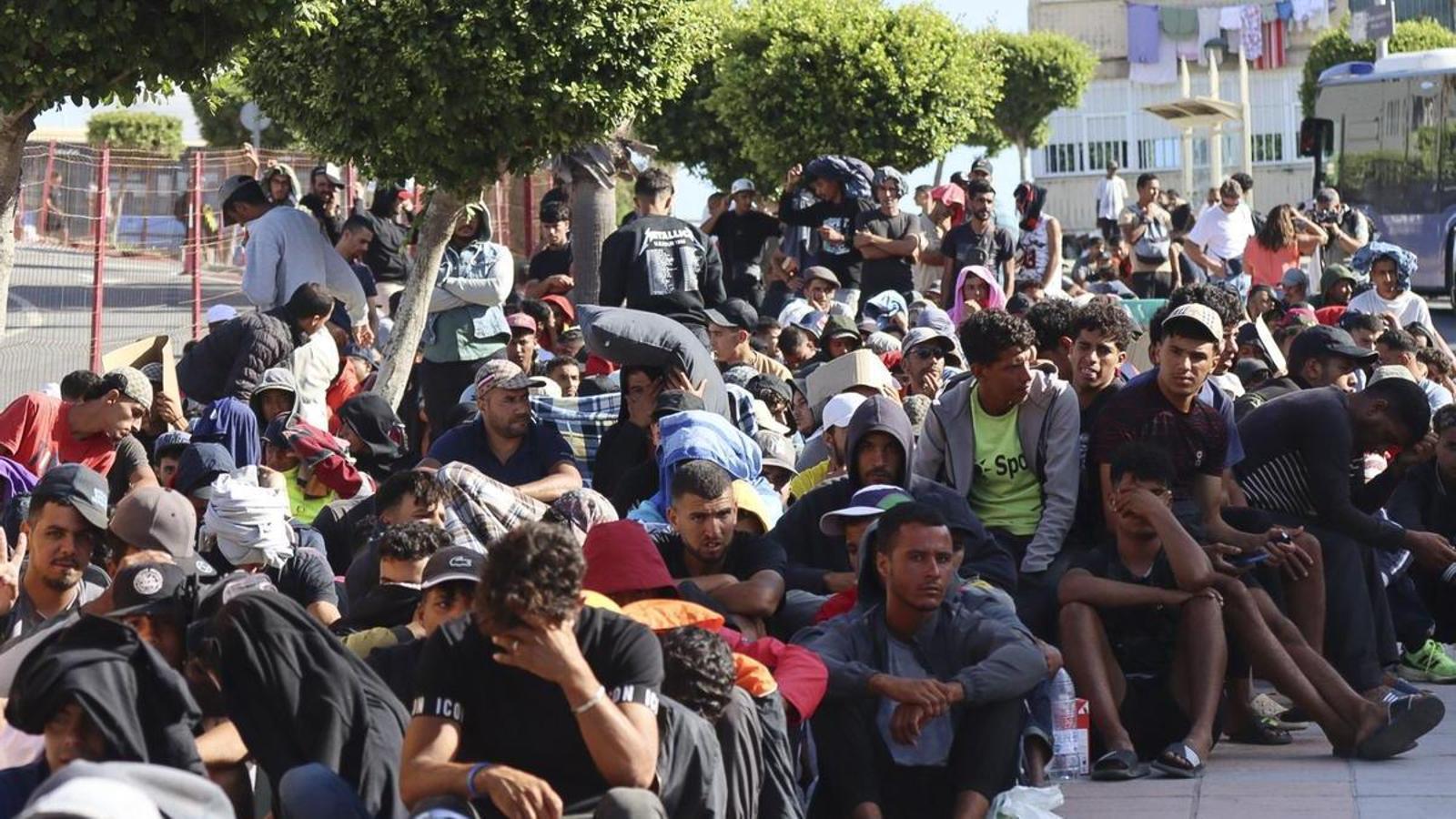 Cientos de migrantes esperan para acceder a un centro habilitado, este martes en Ceuta