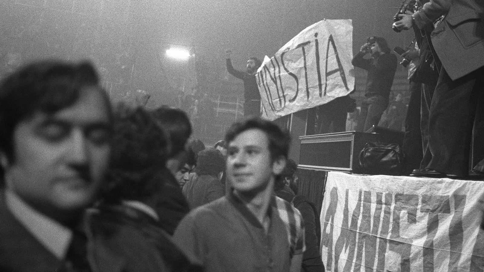 Pancartes a favor de l'amnistia total durant un concert de Raimon a Madrid l'any 1976.