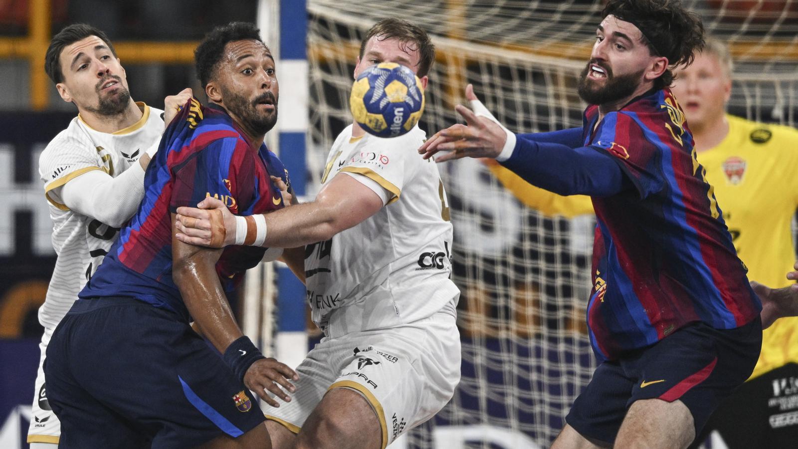 Barça in an action during the final of the Handball Club World Cup in Egypt.