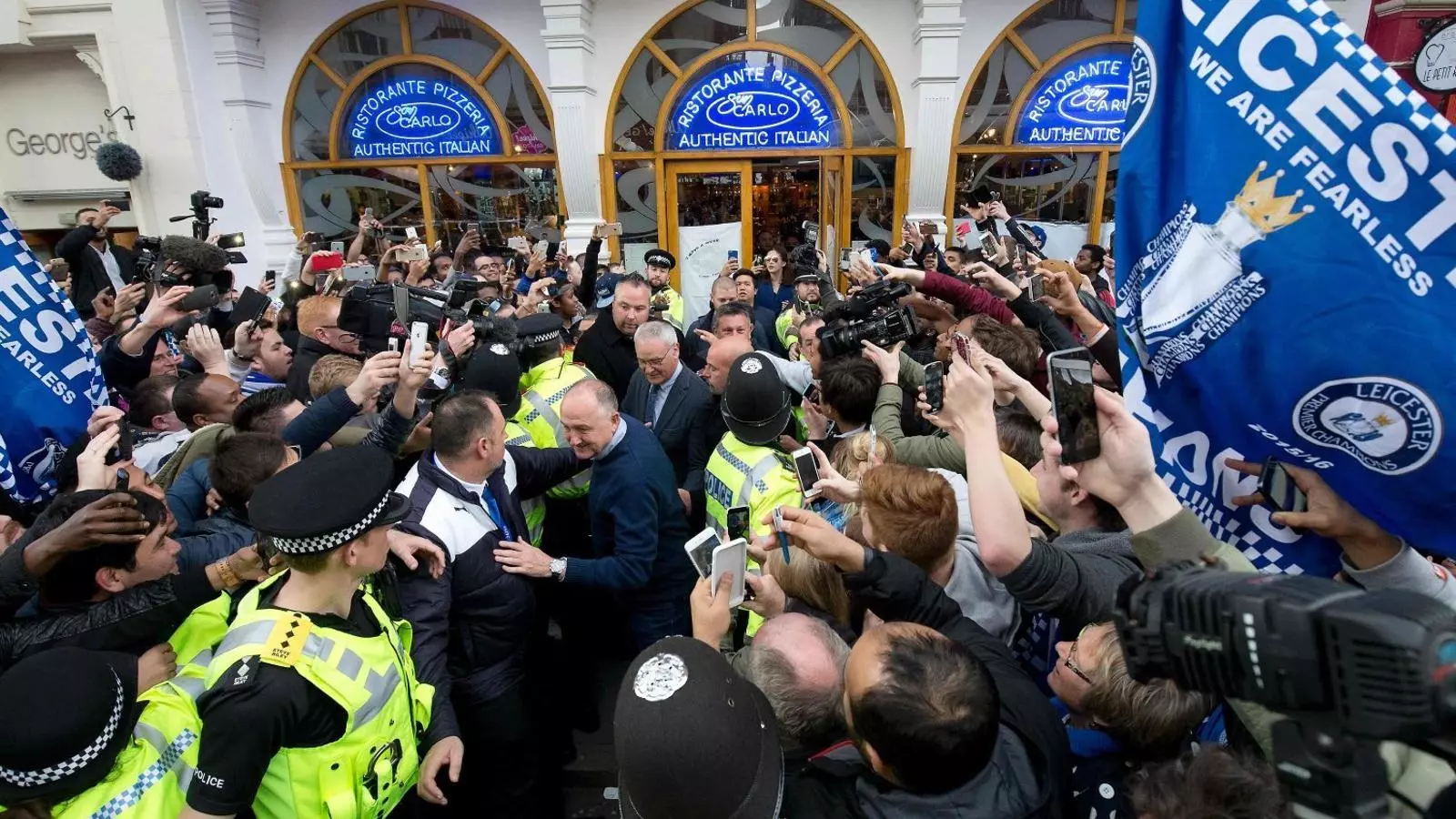 Claudio Ranieri, entrenador del Leicester, a la sortida del restaurant en què van celebrar el títol.