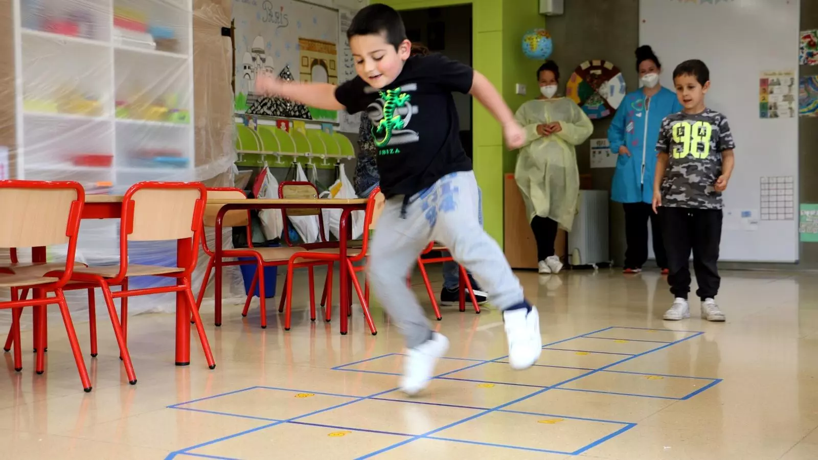 Dos nens juguen a l'aula de l'escola andorrana de Canillo. / E.C. (ANA)