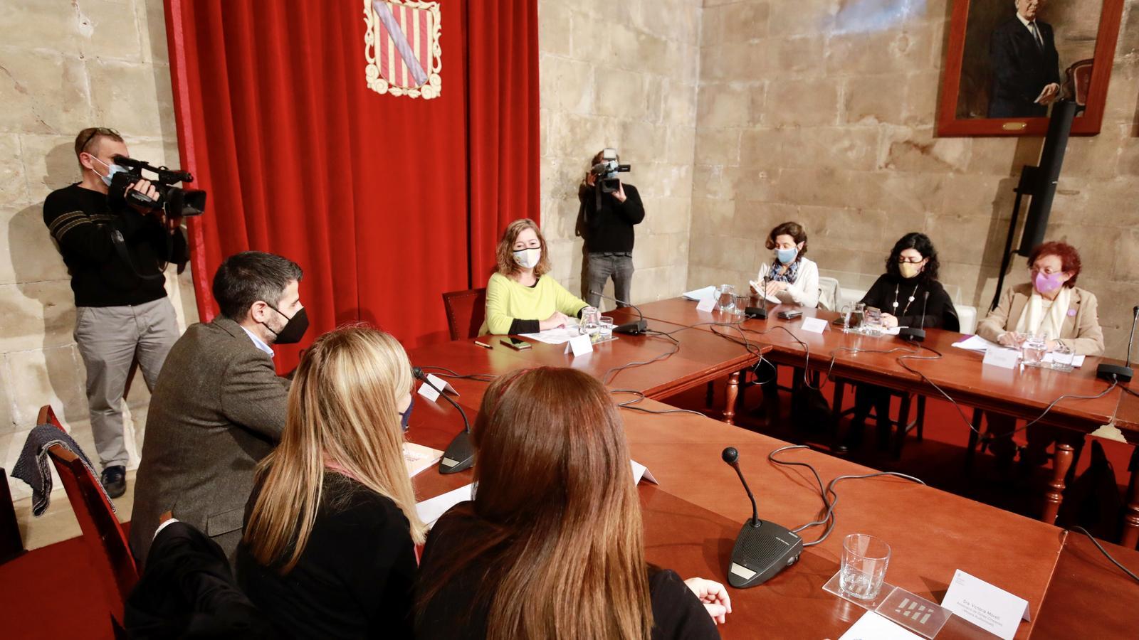 Imatges de la reunió amb motiu del Dia Internacional de l’Eliminació de la Violència contra les Dones.