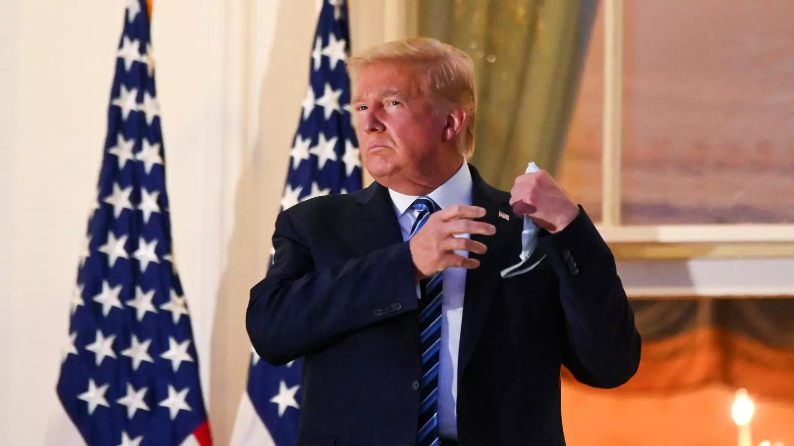 Trump es treu la mascareta en arribar a la Casa Blanca després de tres dies hospitalitzat per tractar-lo de covid-19.