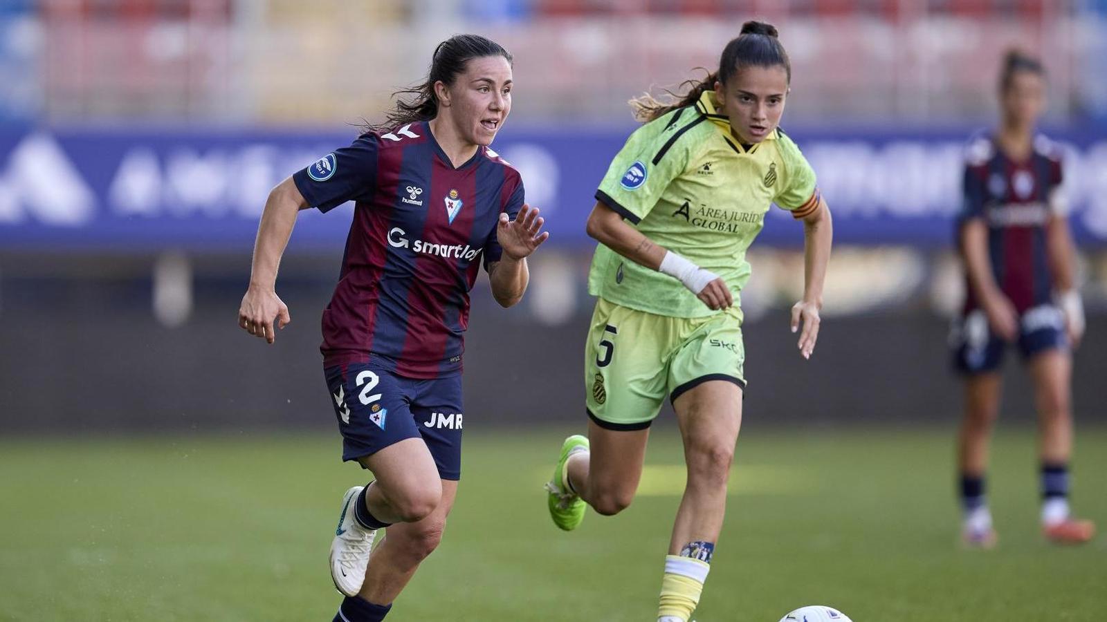 La capitana del Espanyol, Lucía Vallejo, disputa un balón con Zumárraga en Ipurua