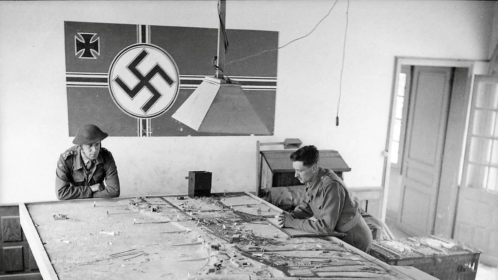 Soldats canadencs estudiant, el mateix 6 de juny del 1944, una maqueta de les defenses de Normandia deixada per l’exèrcit nazi.