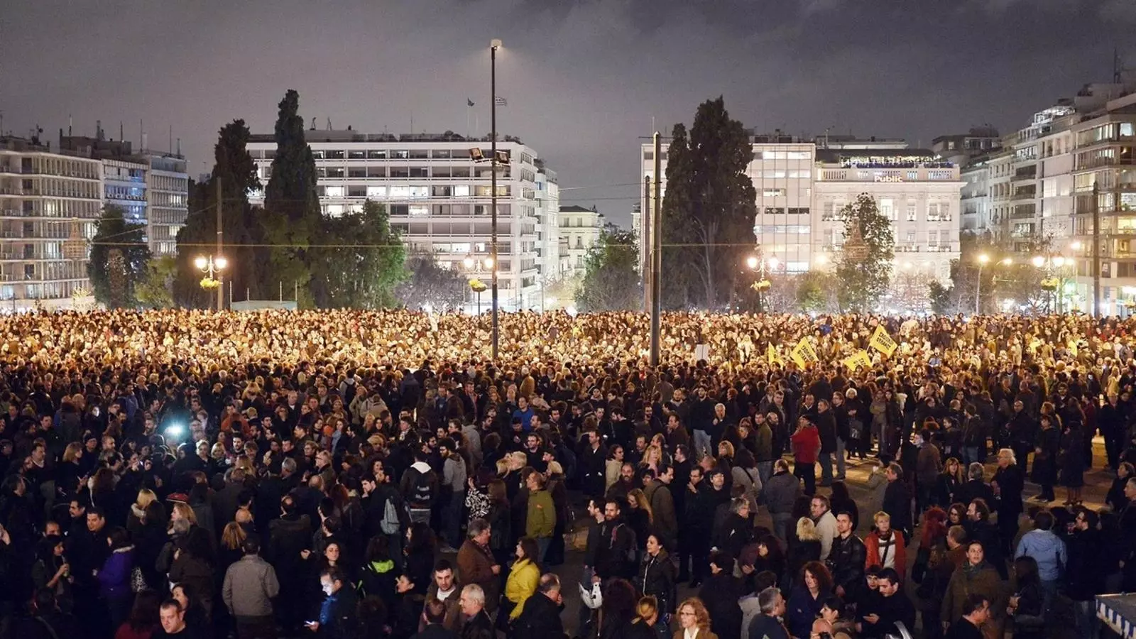 QÜESTIÓ DE ‘TEMPO’
Els grecs, que es van concentrar ahir a les portes del Parlament per viure’n la constitució, han patit un dur ajust en els últims anys que fa que per a ells sigui més desitjable un acord que una ruptura amb Europa.