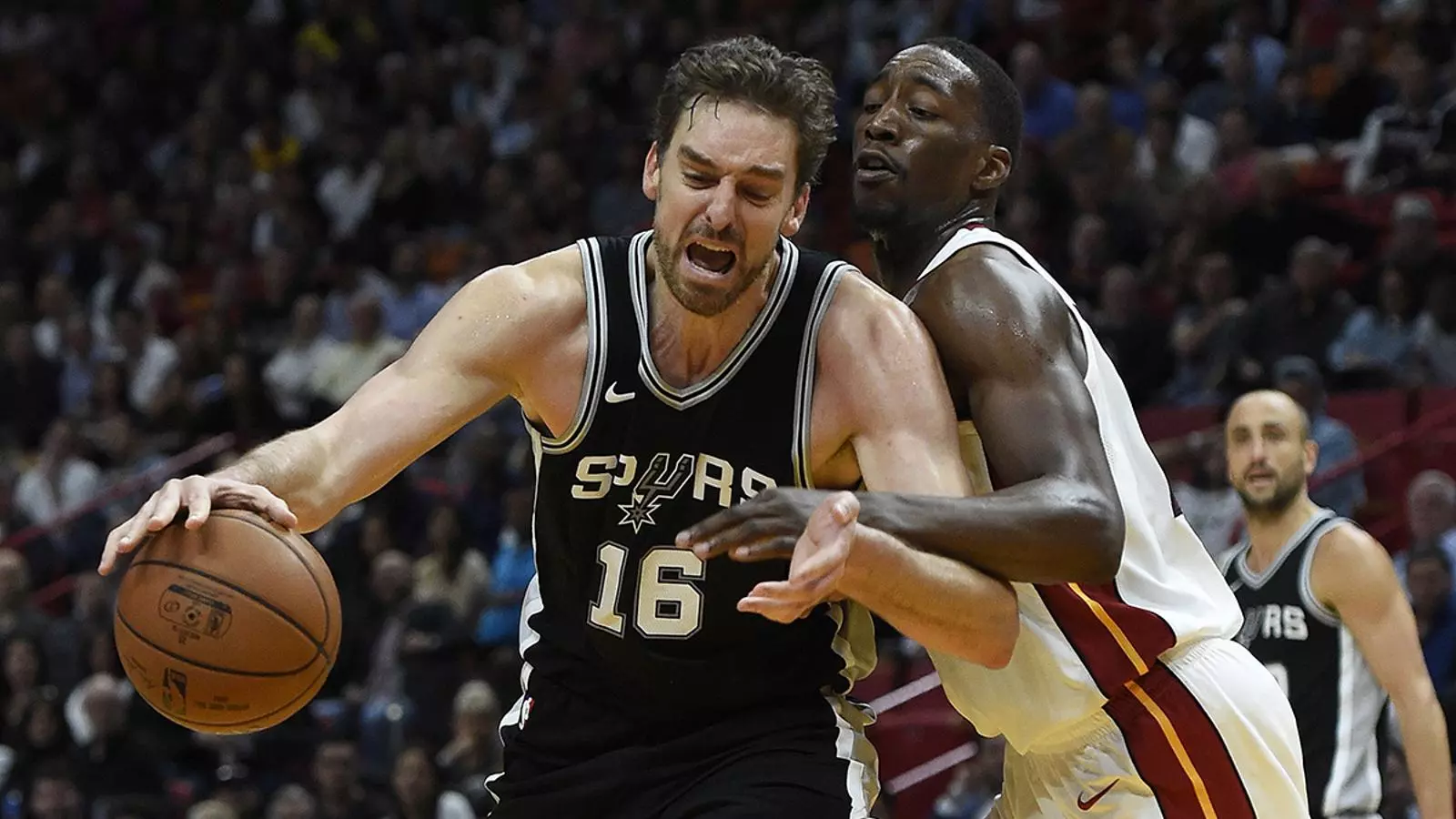 Bam Adebayo (d) dels Miami Heat en acció davant Pau Gasol (i) dels San Antonio Spurs durant un partit de l'NBA a l0ctubre del 2017 a Florida, els Estats Units.