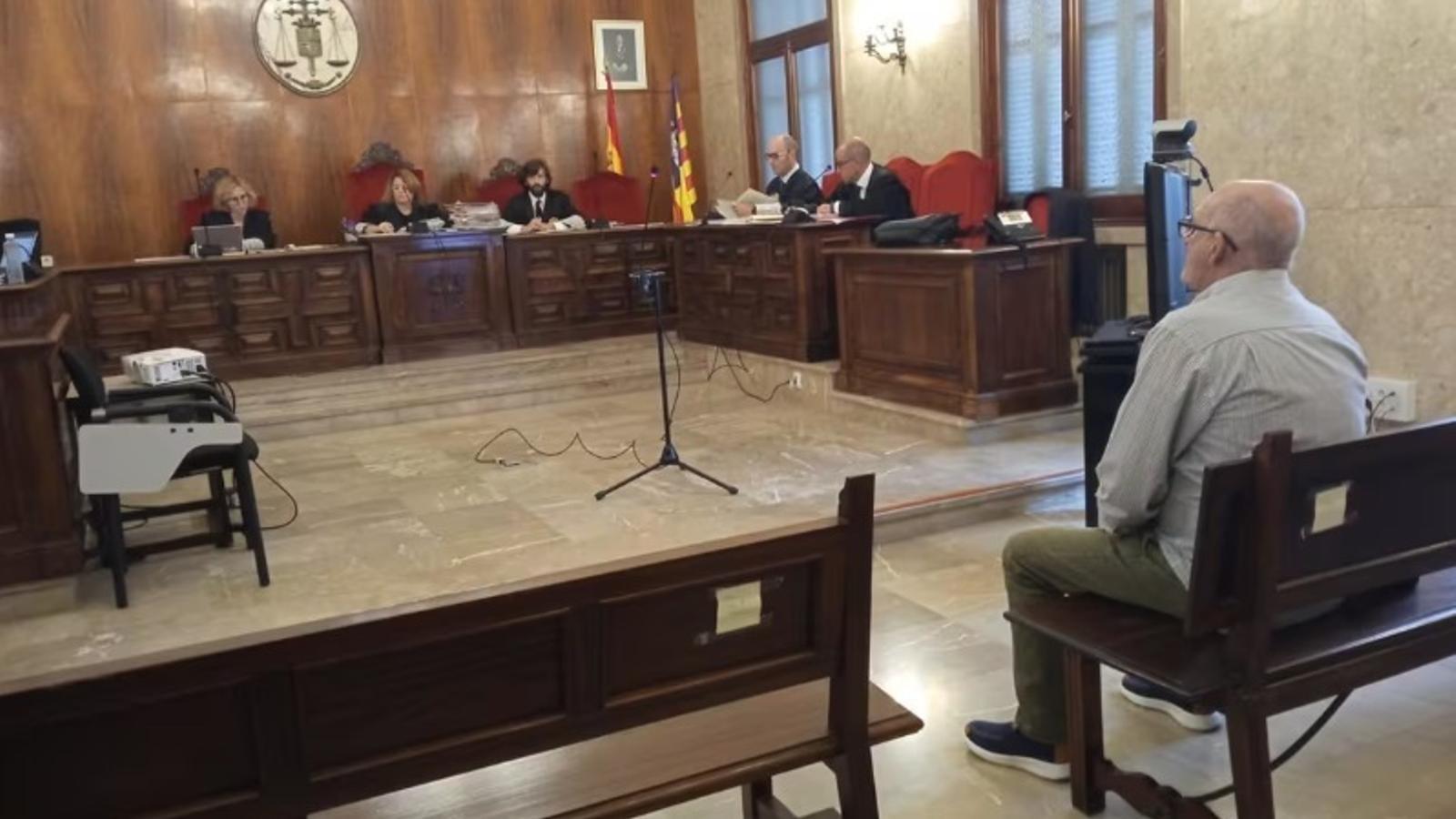 L'expolicia durant la declaració en el judici