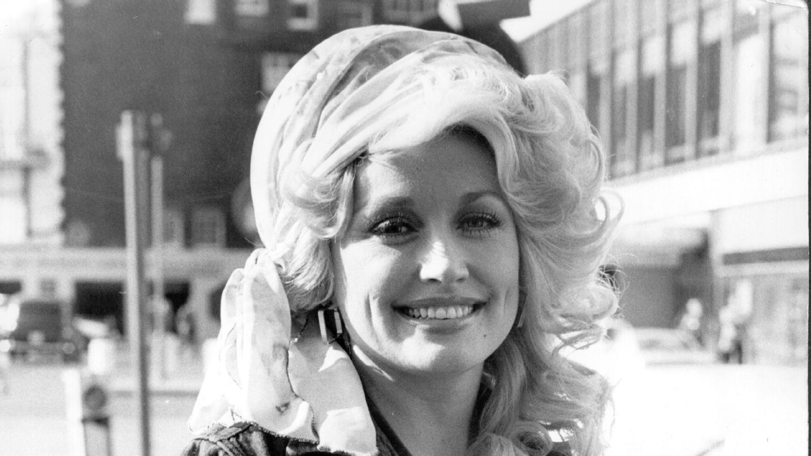 Dolly Parton in London in May 1977, about to start a tour of Great Britain.