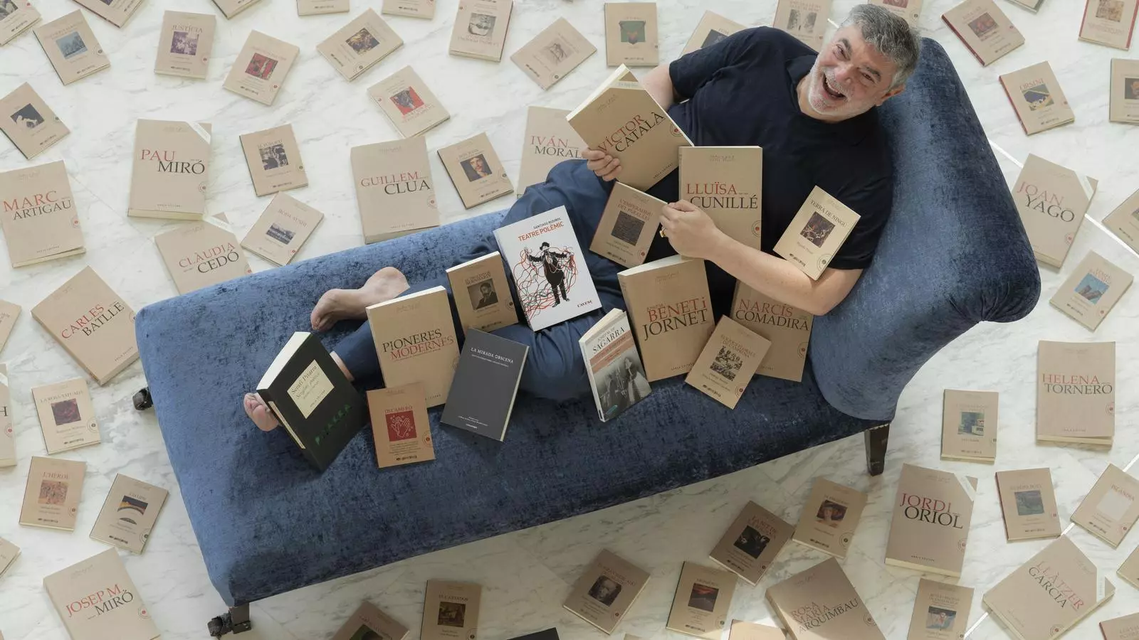 Xavier Albertí amb els textos teatrals editats pel TNC els darrers vuit anys