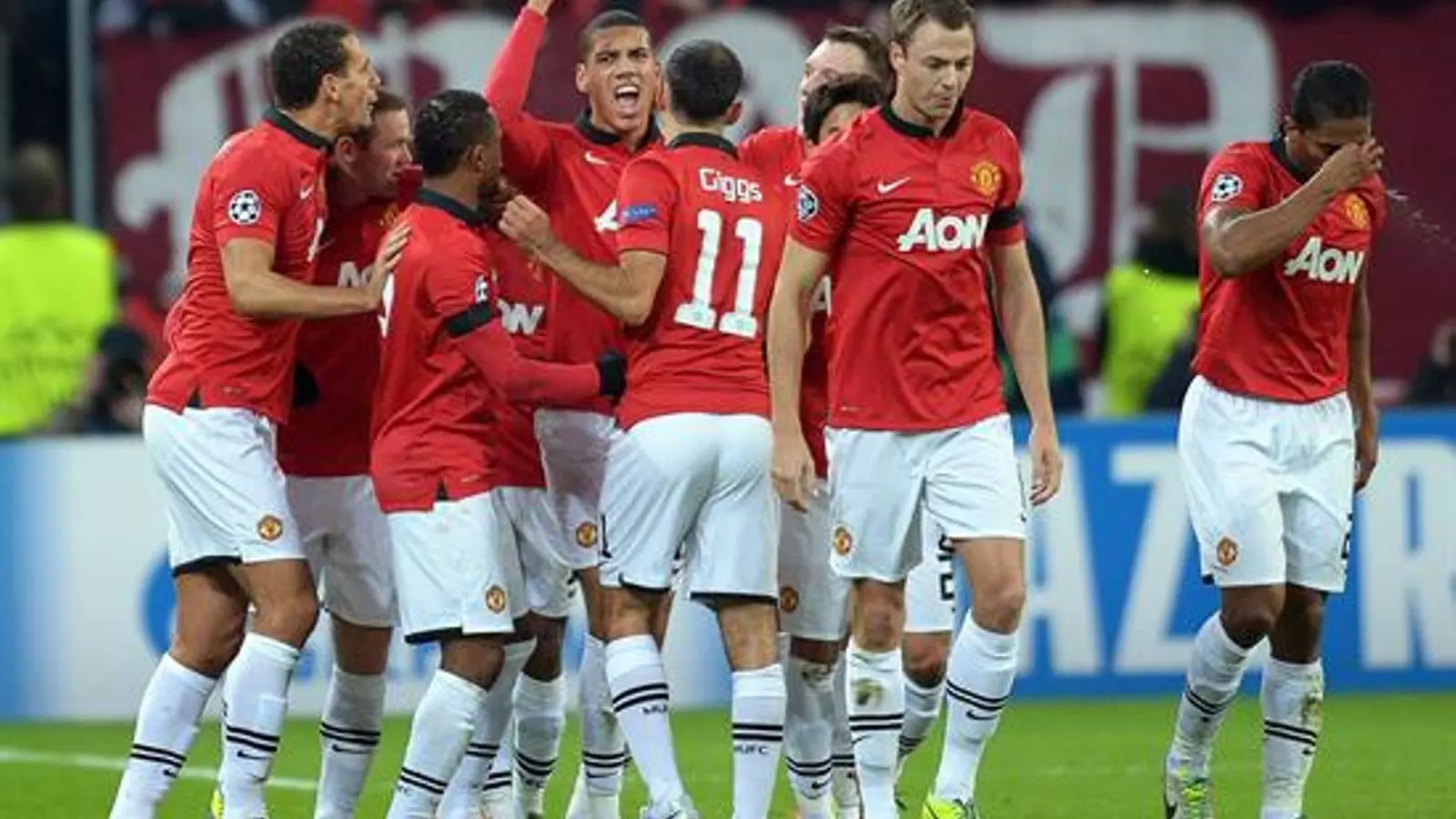 Els jugadors del Manchester United, celebrant el seu triomf a Leverkusen