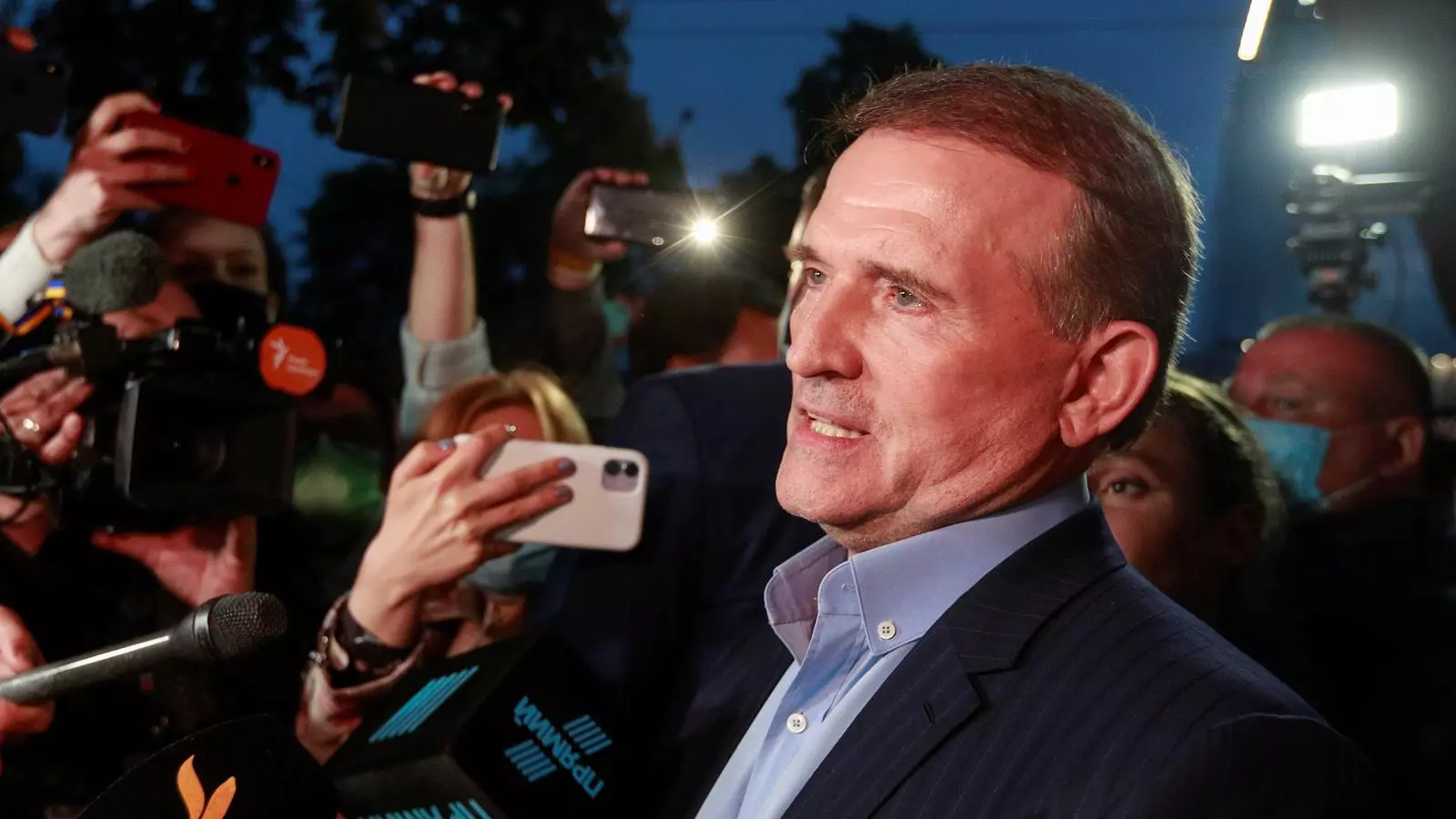 L'opositor ucraïnes Víktor Medvedchuk, aquest dijous a la sortida del tribunal