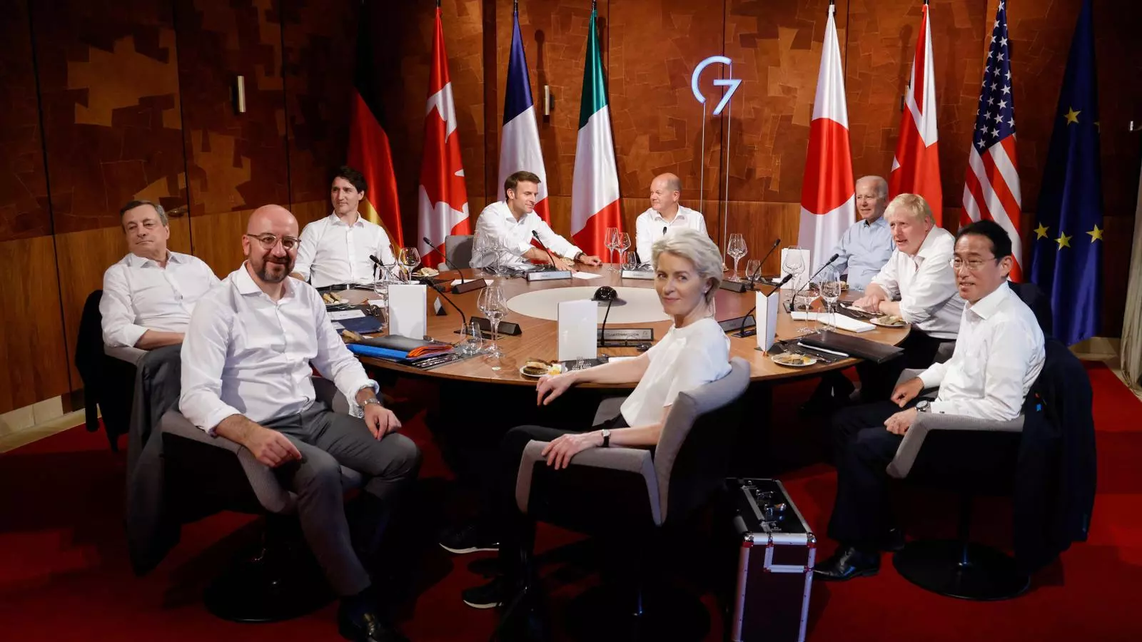 Els líders del G-7, durant un sopar de feina a la cimera aquest diumenge al vespre.