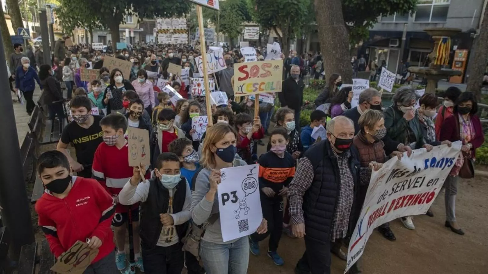 Manifestació de les famílies del col·legi Sant Josep de Sant Hilari Sacalm, el maig de 2021, quan el Departament volia treure el concert de P3