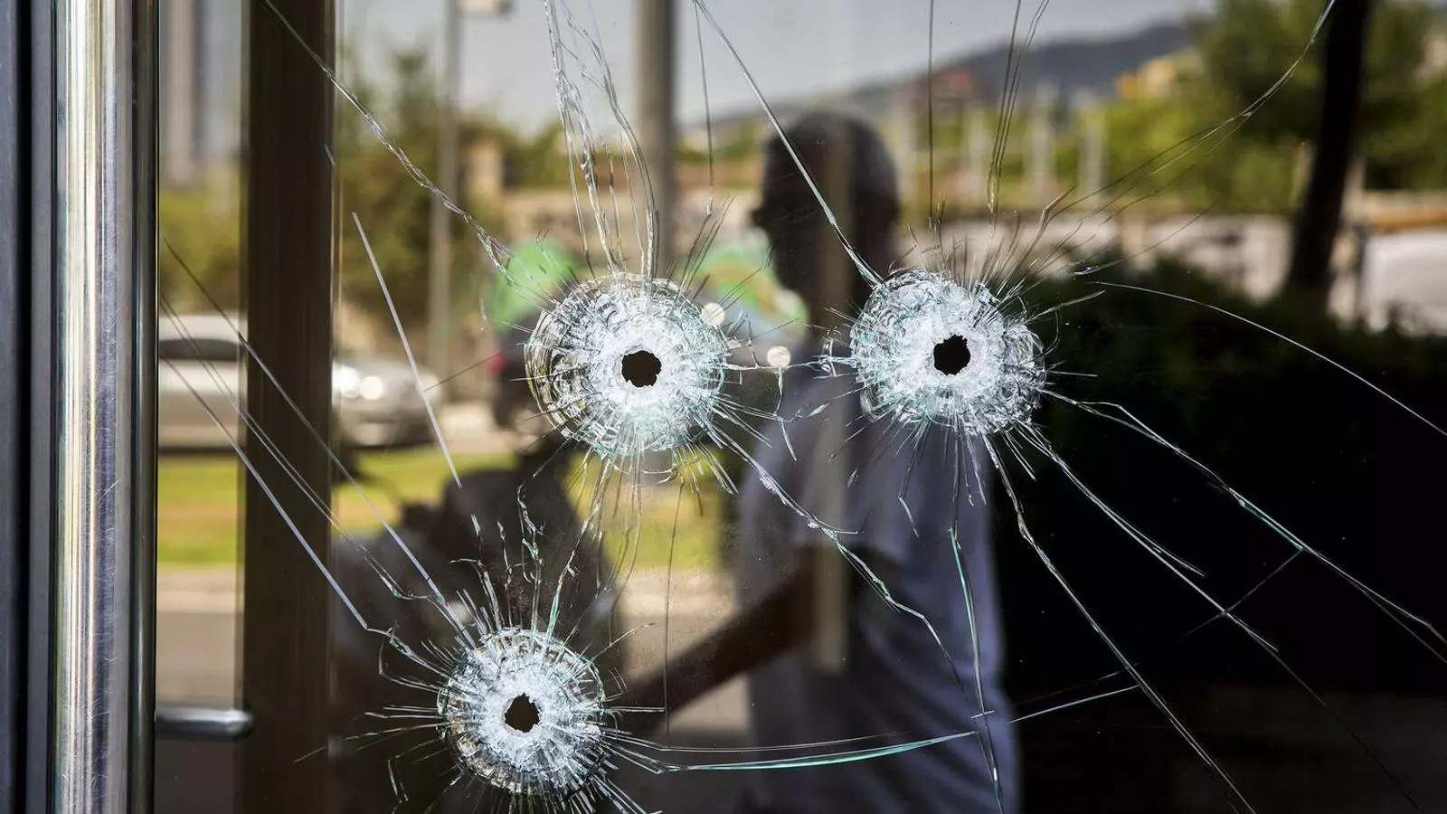 Impactes de bala a un portal després del tiroteig a Collblanc i que els Mossos investiguen si està relacionat amb un altre tiroteig al Poblenou.