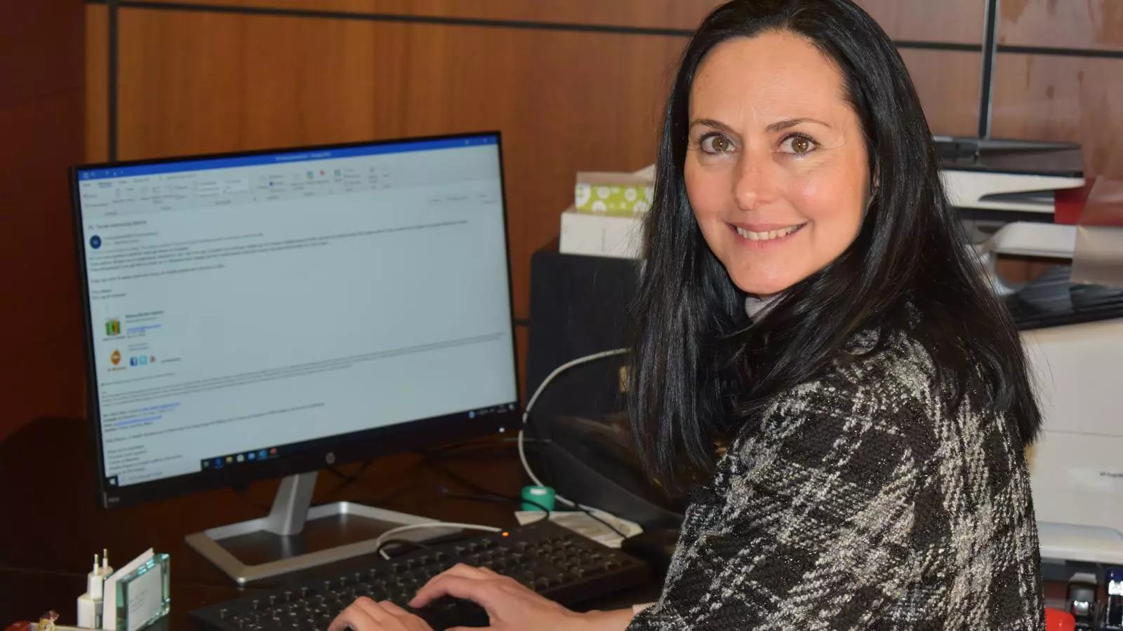 Olga Molné, al seu despatx davant de l'ordinador. / A. B.