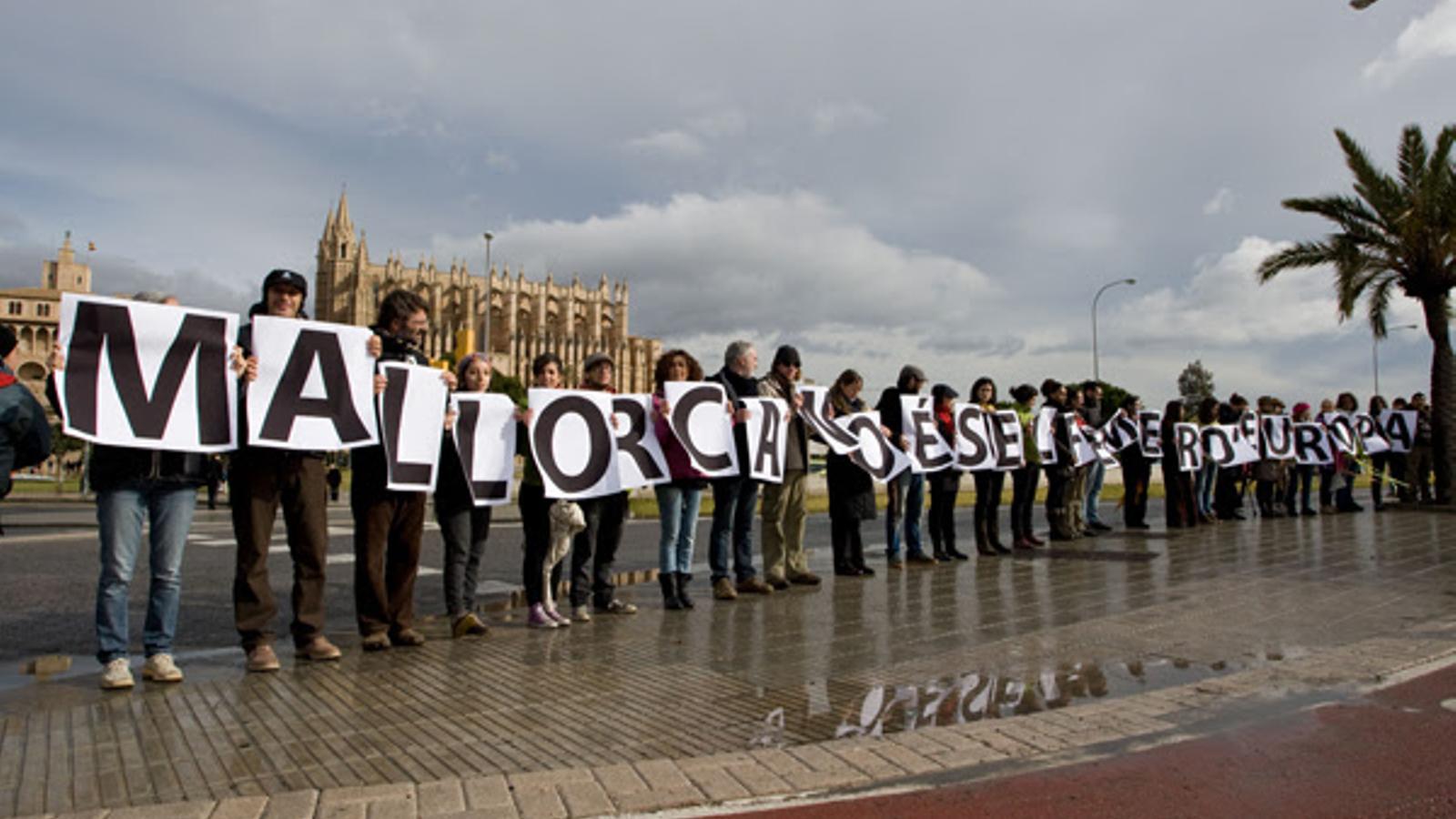 Varias personas en una concentración con carteles en la que se puede leer 'Mallorca no es el estercolero de Europa'.