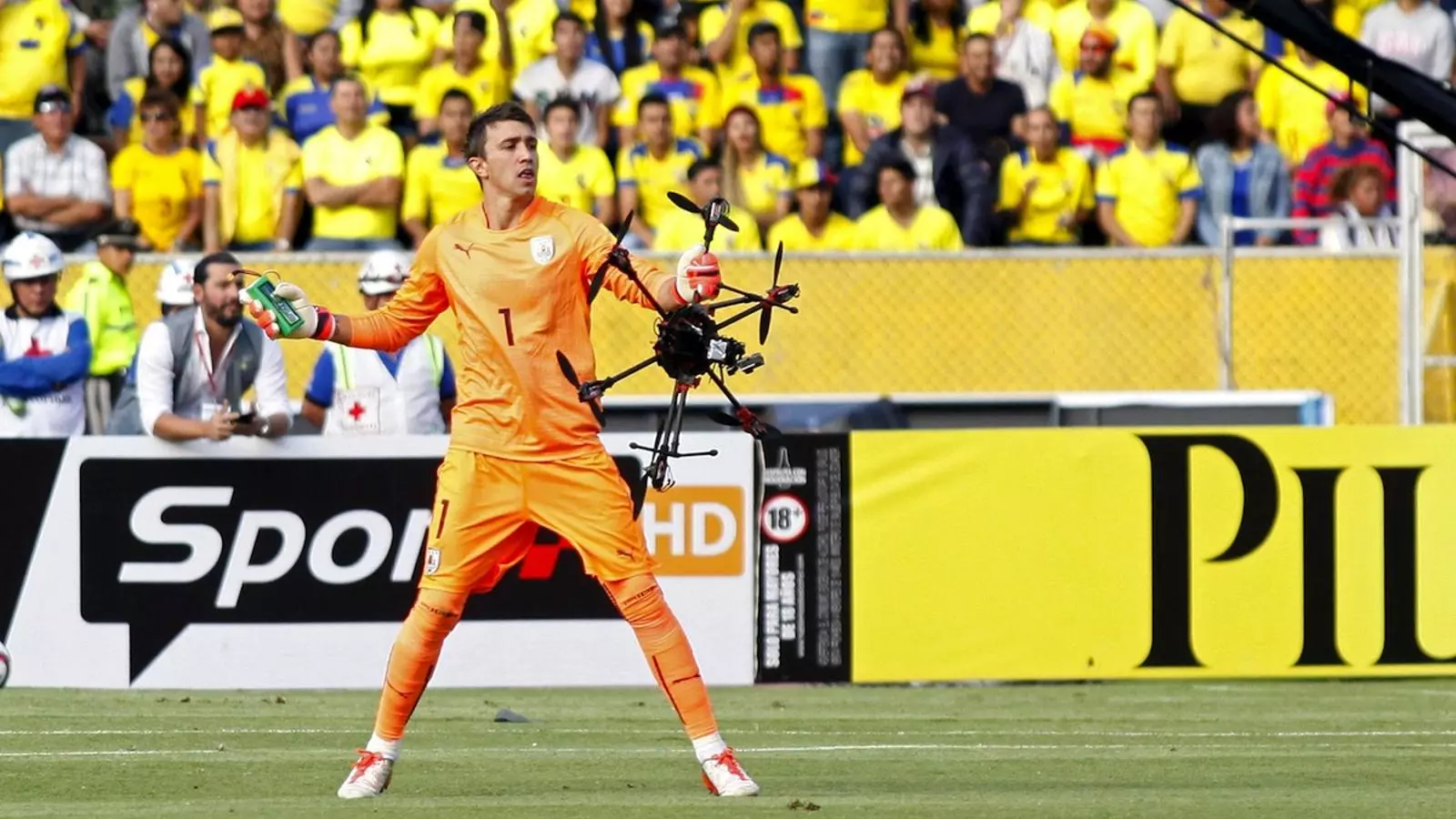 Fernando Muslera, en el moment de treure el dron / GARY GRANJA / REUTERS