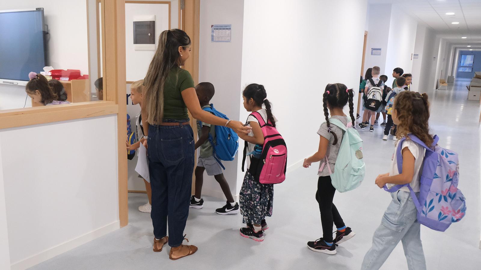 Eine Lehrerin mit den Schülern, in der CEIP Tramuntana.