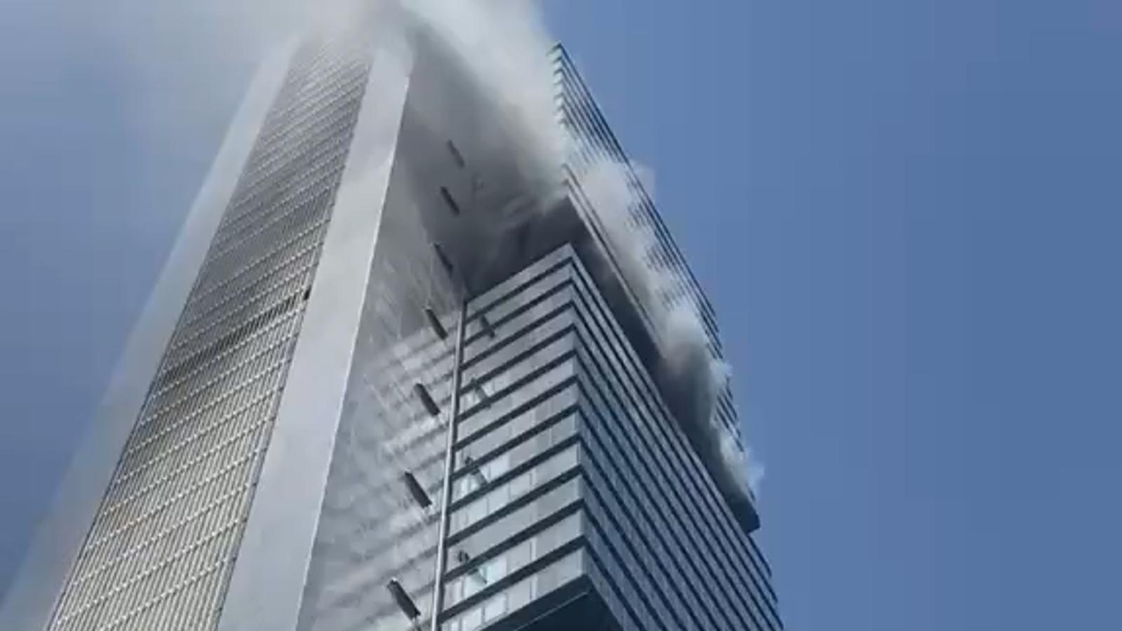 Los Bomberos han desalojado la torre Moeve de Madrud, por una intensa columna de humo que sale del interior del edificio.