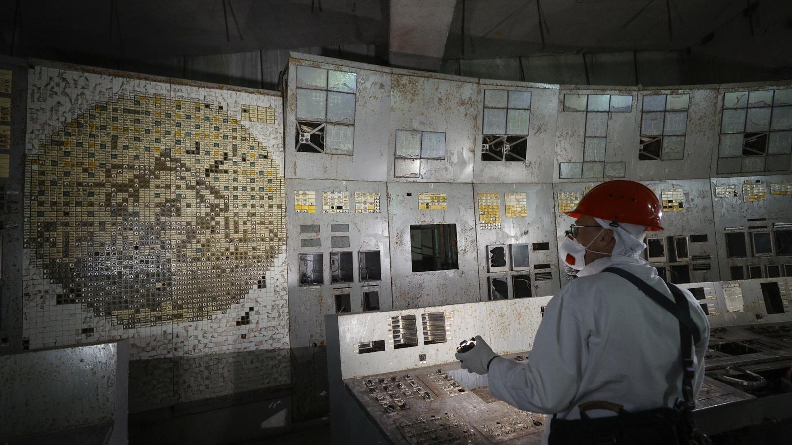 Un visitante en la sala de control del cuarto reactor de la central nuclear de Chernóbil.