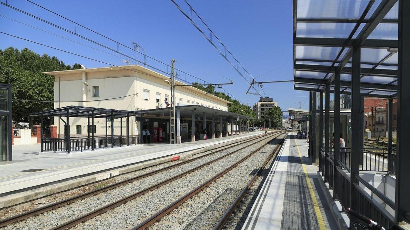 La andana actual de la estación de Cercanías en el centro de Figueres.