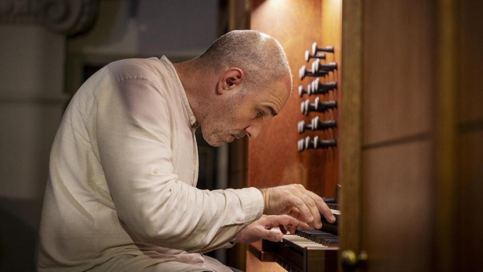 Juan de la Rubia tocando el órgano Montserrat Torrent en el Oratorio de San Felipe Neri.
