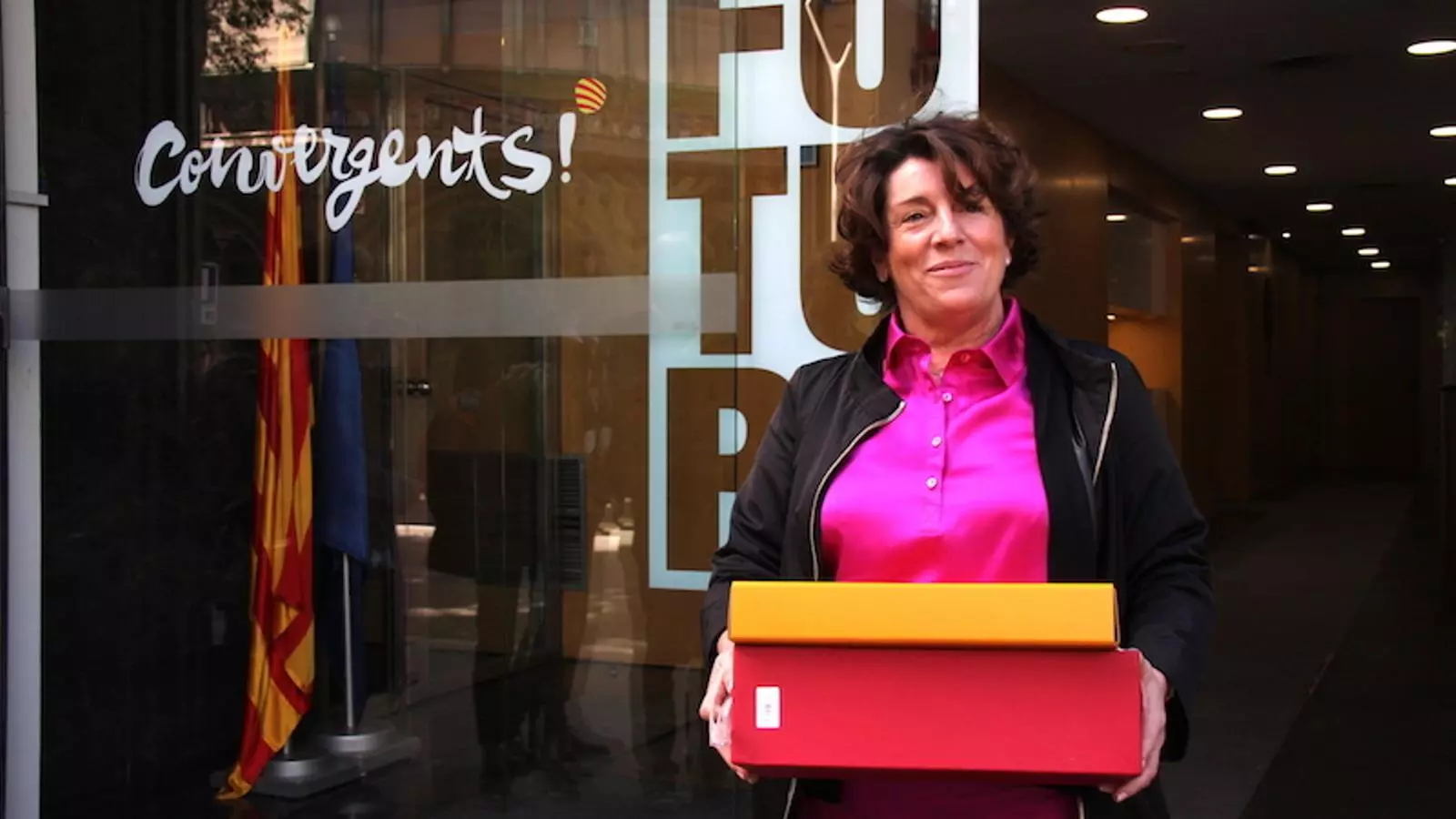 L'aspirant a liderar CDC a Madrid, Sívlia Requena, entrega els avals a la seu de CDC