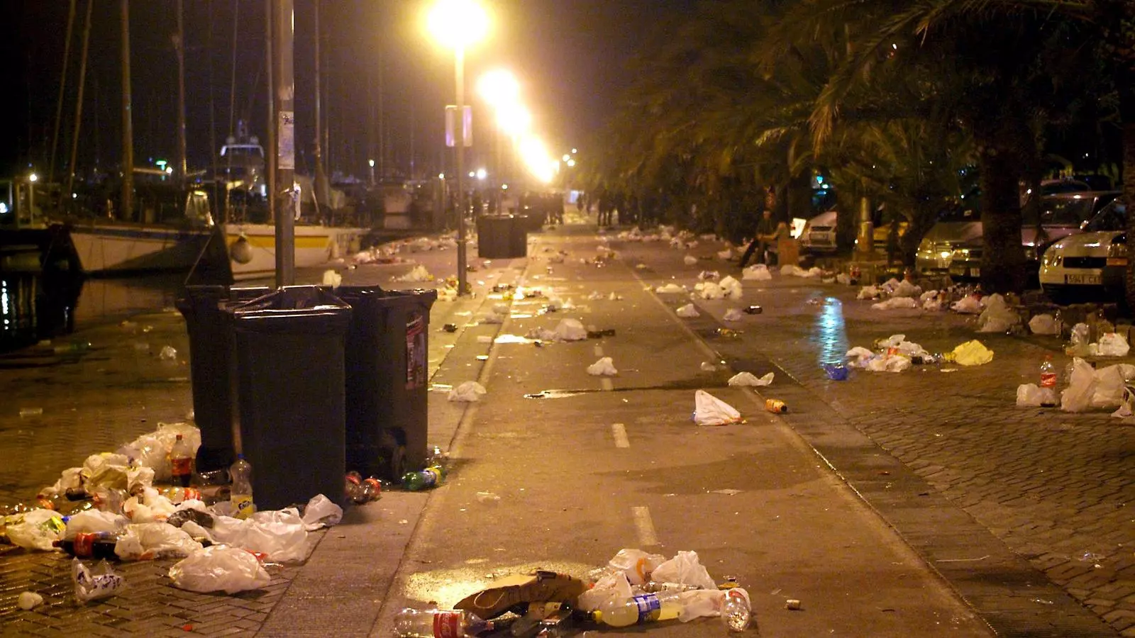 Efectes de la botellada al passeig Marítim de Palma en una imatge d'arxiu