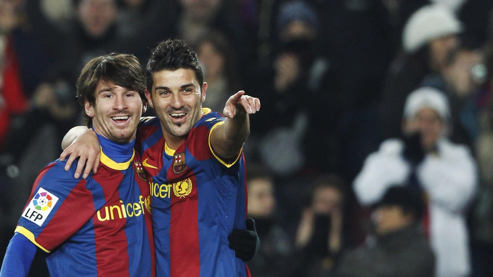 Leo Messi i David Villa celebren un dels cinc gols de la nit d'ahir al Camp Nou.