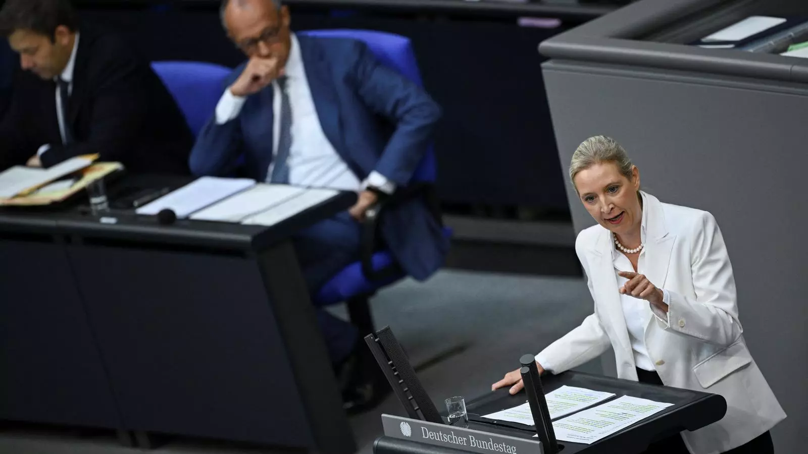 La líder de l'AfD, Alice Weidel, en una intervenció al Bundestag, a Berlín, aquest dimecres 9 de setembre.