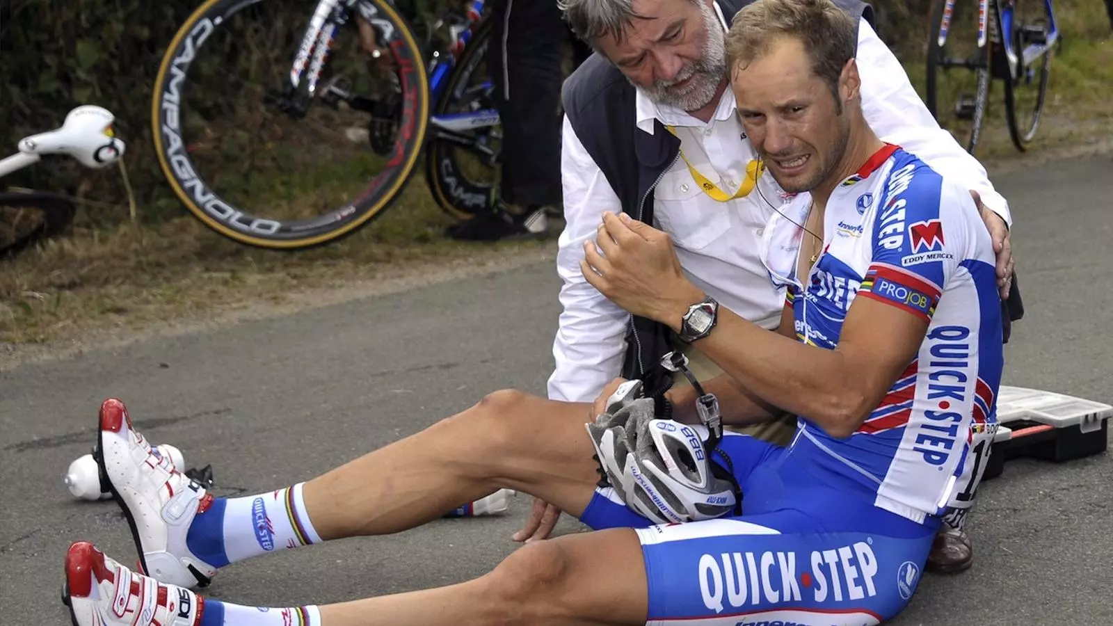 Tom Boonen, dolgut a terra mentre és atès pel metge de cursa